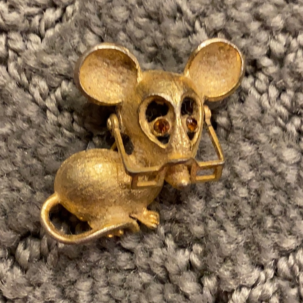 Vintage “granny” mouse pin with movable glasses.